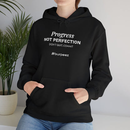 Hoodie unisex brodé « Progress not perfection »