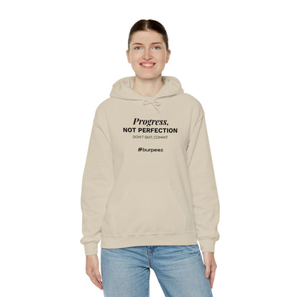 Hoodie unisex brodé « Progress not perfection »