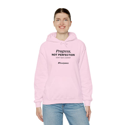 Hoodie unisex brodé « Progress not perfection »
