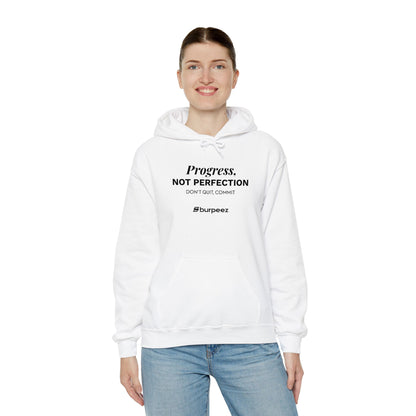 Hoodie unisex brodé « Progress not perfection »