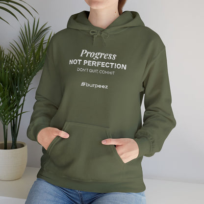 Hoodie unisex brodé « Progress not perfection »